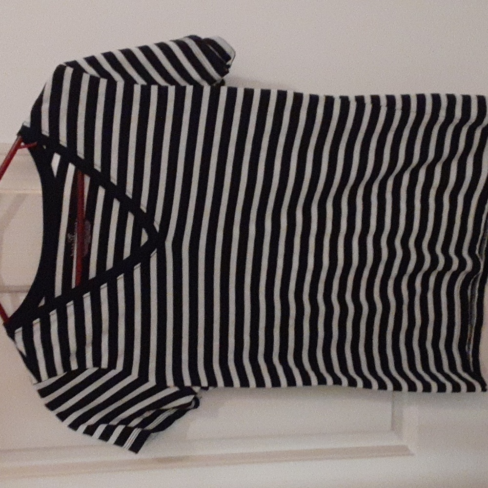 🌹 Bobbie Brooks black and white striped t shirt. V neck. Size Medium.